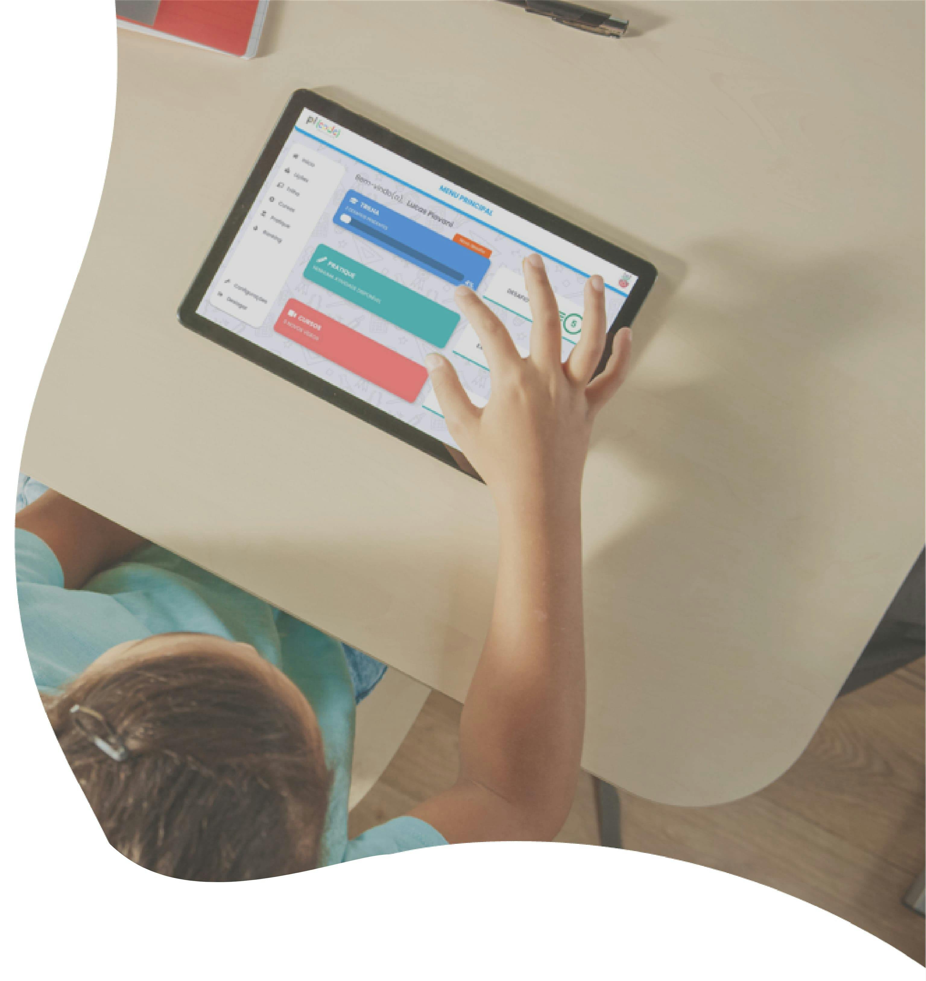 Background Picode Education - Criança utilizando a plataforma em um Tablet