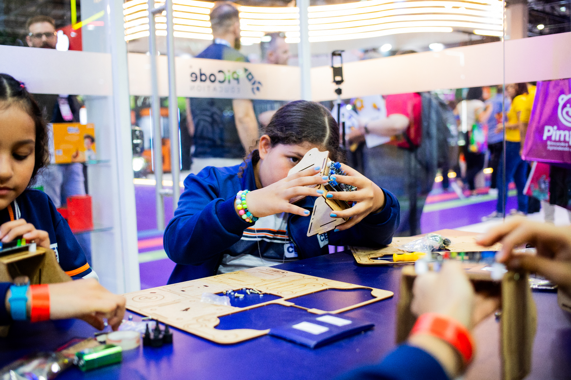 Alunos colaborando em projeto de robótica